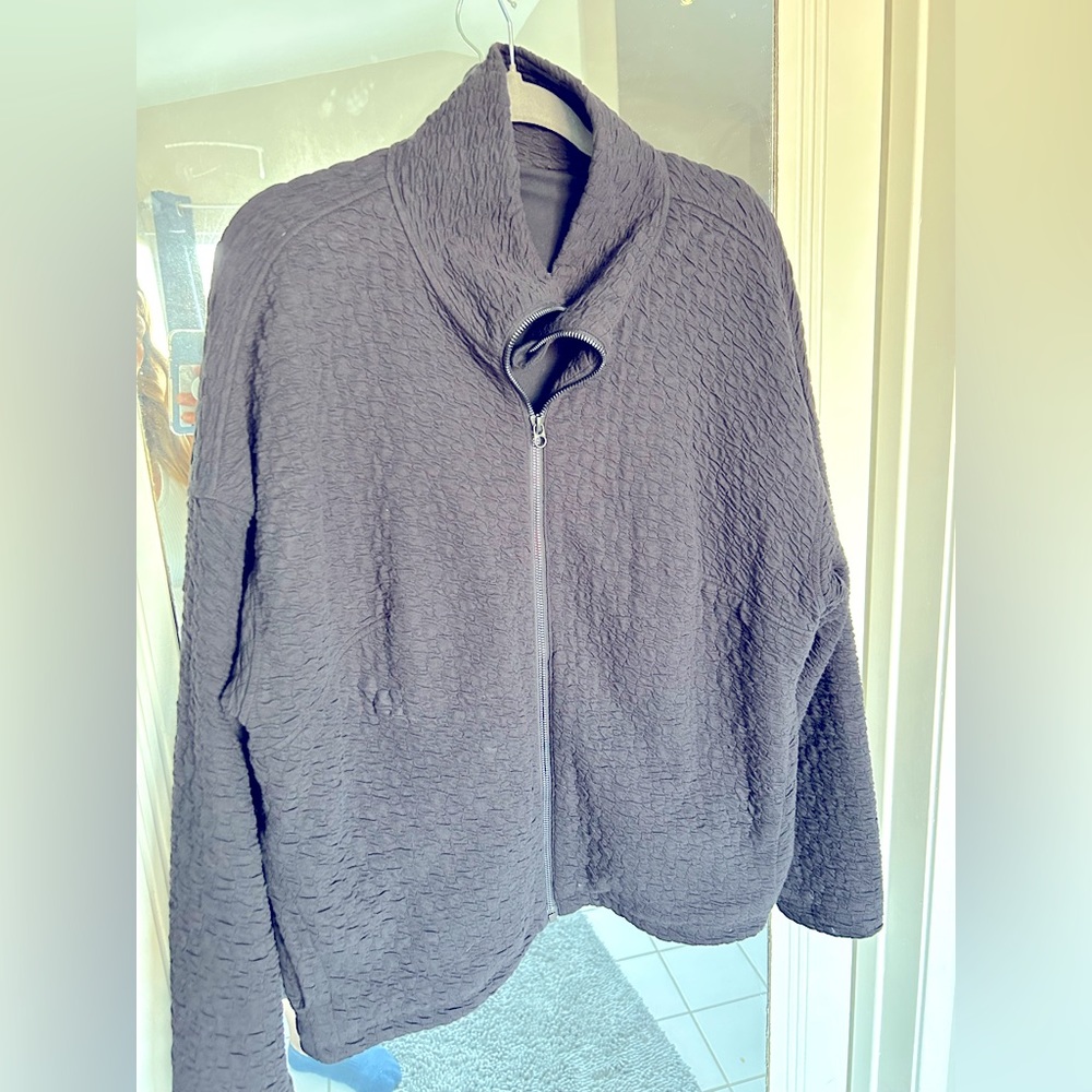 Cute Lulu lemon travel jacket. Not to heavy. Great for travel and transition.